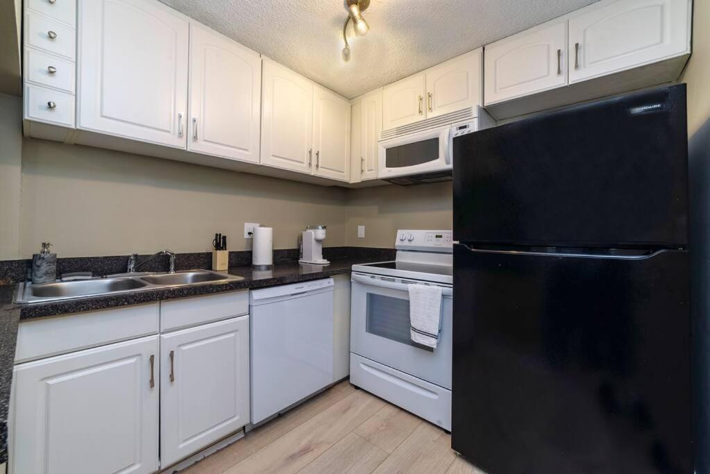 Uptown Livin' - 2 Qb, 500Mb Wifi & Balcony Appartement Gainesville Buitenkant foto